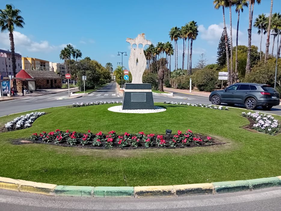 Los Barrios impulsa el embellecimiento urbano con flores