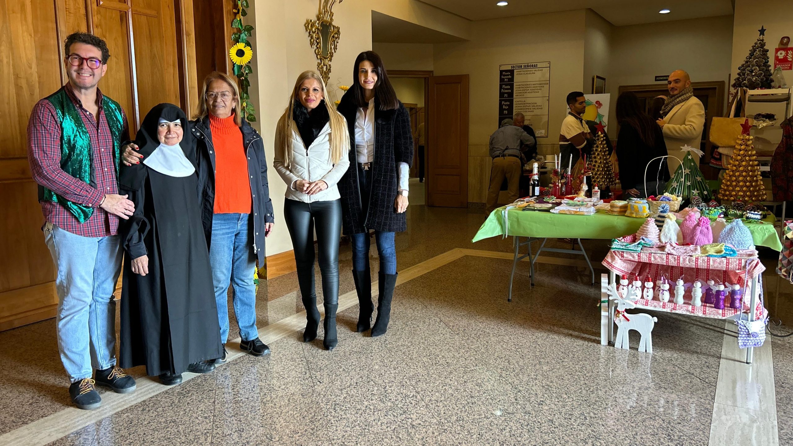 El Mercadillo Navideño Solidario reúne apoyo en el Asilo de San José