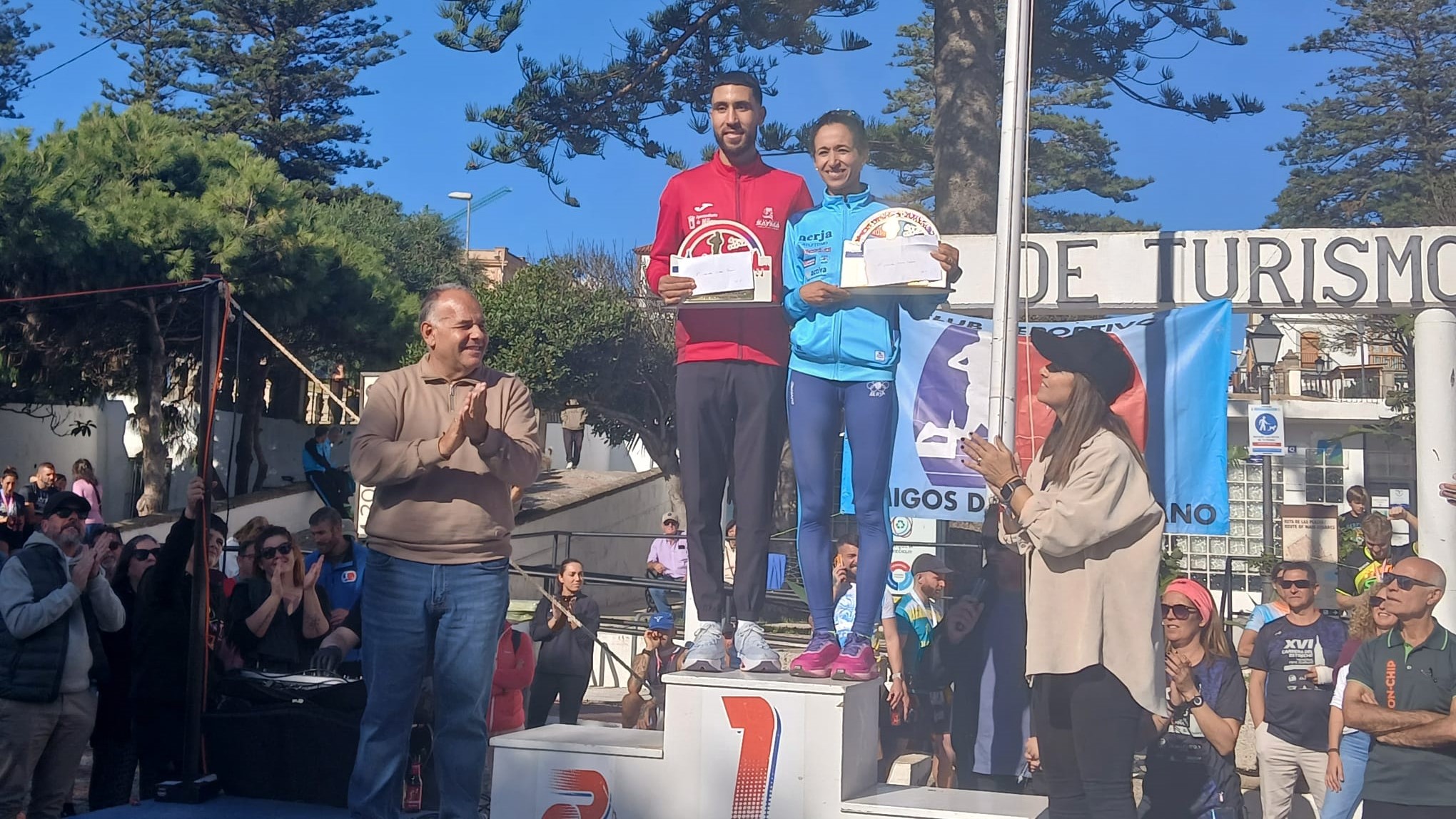 La Carrera del Estrecho celebró su XVI edición con más de 500 corredores, un ambiente festivo y un emotivo recuerdo a Rafael Garrido Pérez, figura muy querida en Tarifa